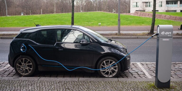 E-Autos werden günstiger, doch die Statistik täuscht