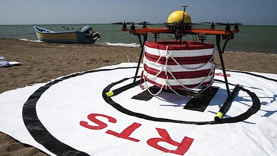 Drohne wirft Ertrinkenden Rettungsringe zu