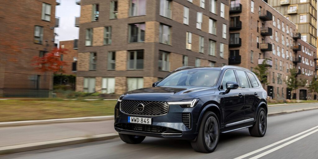 New Volvo XC90 B5 - dynamic