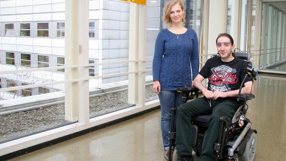 Mit den Ohrmuskeln Rollstühle steuern