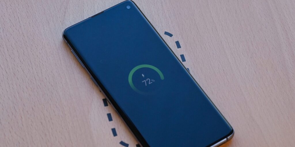 Smartphone das mit Strom ohne Kabel geladen wird