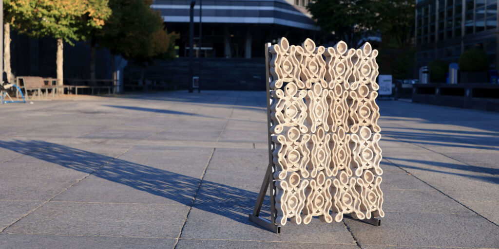 Poröses 3D-gedrucktes Fassadenelement aus biocementiertem Sand auf einem Campus der ETH Zürich.
