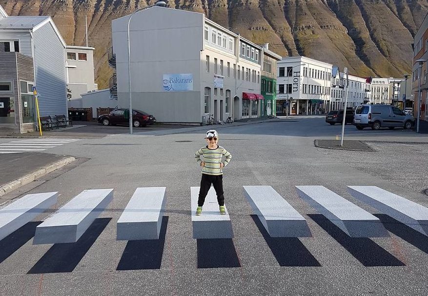 Der schwebende 3D-Zebrastreifen soll Autofahrer stoppen