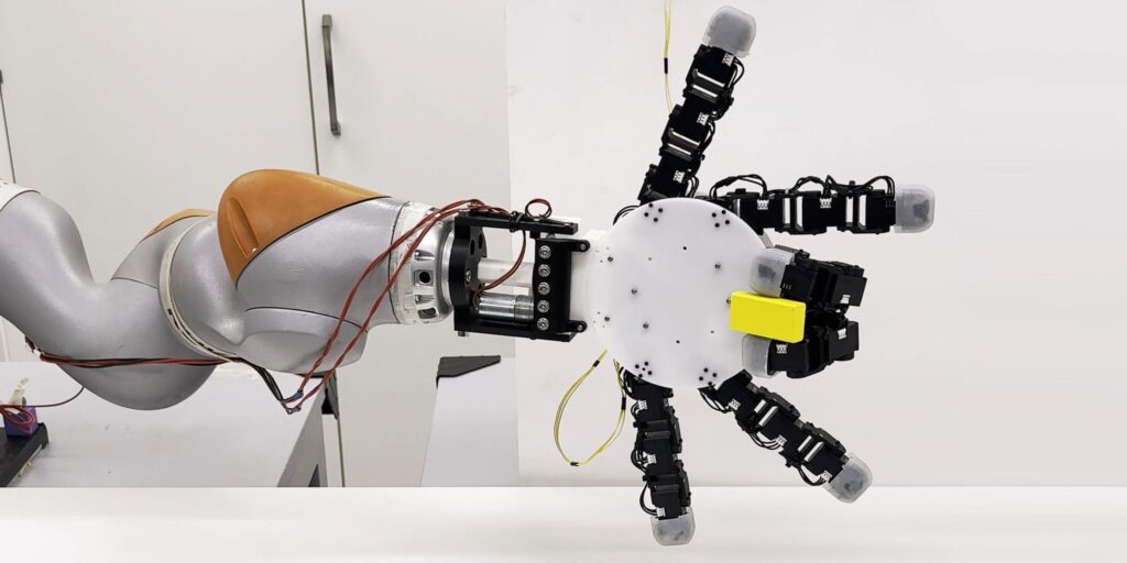 Diese Roboterhand greift, kriecht und trägt zugleich