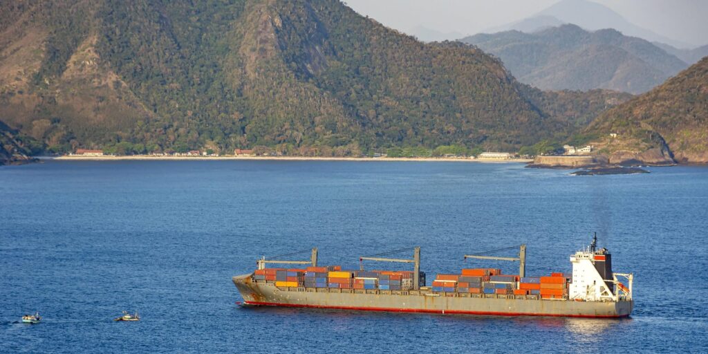 Mit Containern beladenes Frachtschiff in der Bucht von Guanabara in Rio de Janeiro, Brasilien, Südamerika