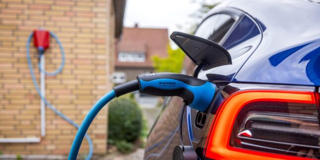 E-Auto wird an Wallbox geladen