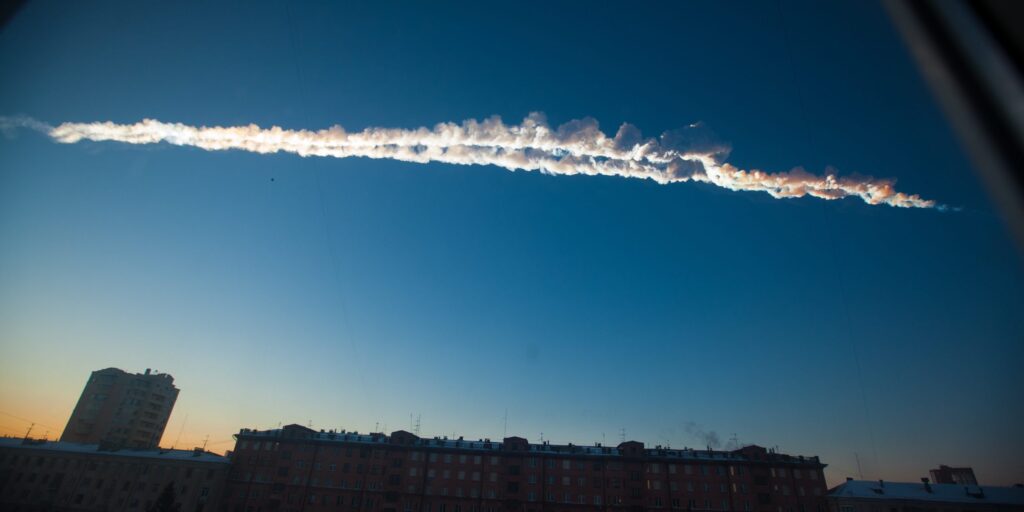 Meteorit über der russischen Stadt Tscheljabinsk