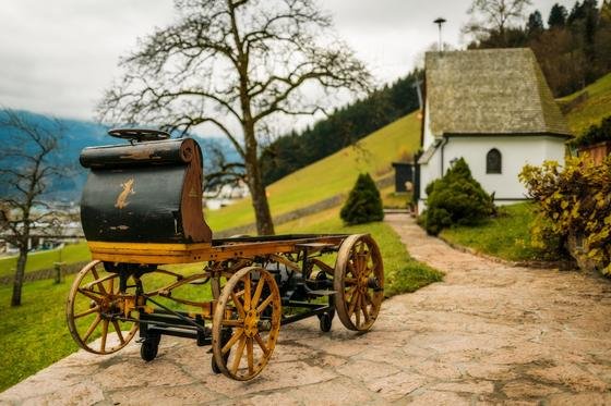 Der verschollen geglaubte Ur-Porsche P1 rollt aus der Scheune ins Museum