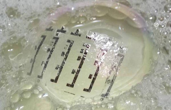 Kunsthaut lässt Menschen Magnetfelder spüren