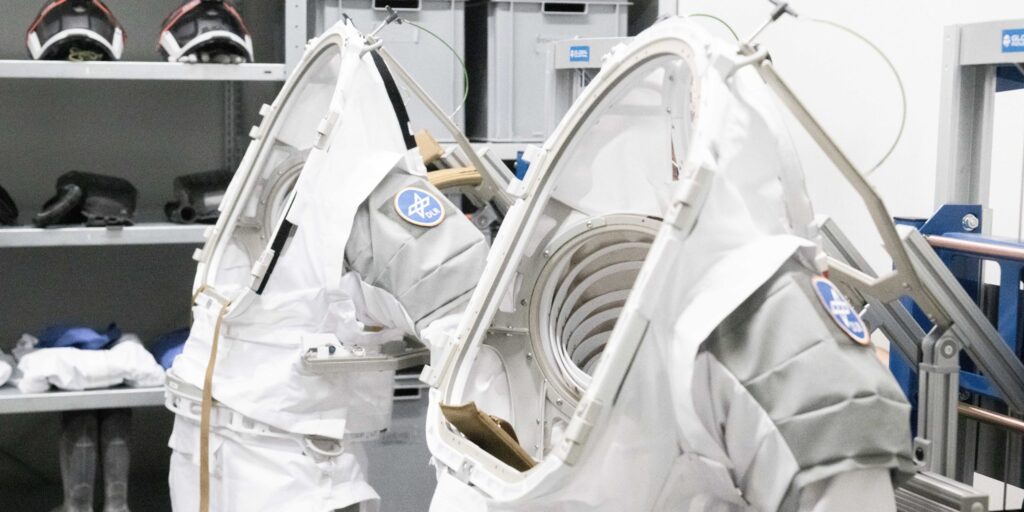 Zwei Übungsraumanzüge für den Einsatz auf der neuen Mond-Trainingsanlage im Europäischen Astronautenzentrum (EAC) der ESA.