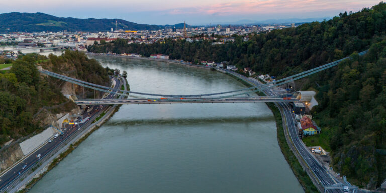 305 m Spannweite, keine Pylone: Wie hält diese Donaubrücke?