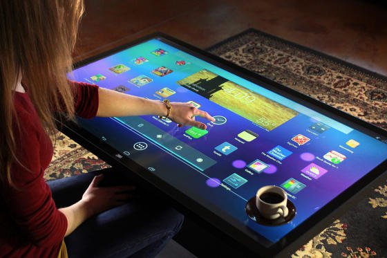Tische mit eingebautem Computer und Touch Screen
