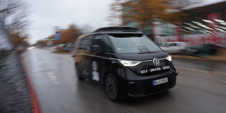 VW bringt den ID Buzz AD – doch der Weg in den ÖPNV bleibt steinig