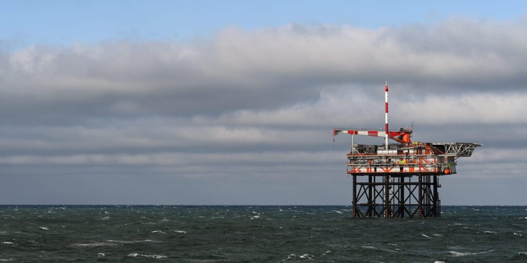 Blick auf die Bohrinsel des niederländischen Unternehmens One-Dyas in der Nordsee