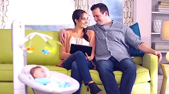 Roboterwiege von Fisher-Price schaukelt Babys in den Schlaf