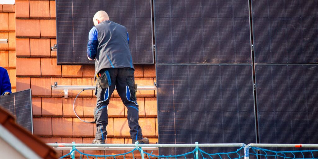 Montage Photovoltaikanlage an einem Einfamilienhaus