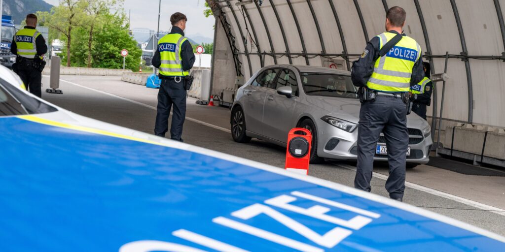 Beamte der Bundespolizei kontrollieren am Grenzübergang von Österreich kommende Fahrzeuge bei Kiefersfelden.