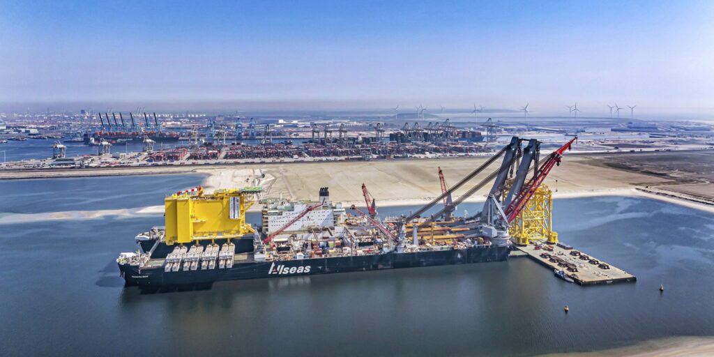 Die Pioneering Spirit im Hafen von Rotterdam