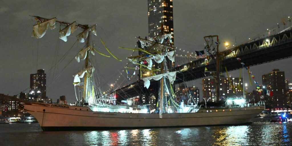 Segelschiff rammt Brooklyn Brigde