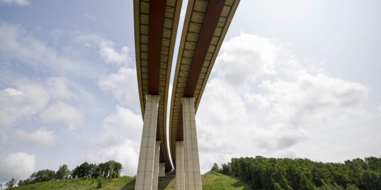 Deutschland-Premiere auf der A45: 40.000-Tonnen-Brücke verschoben
