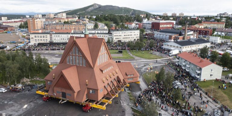 „The Great Church Walk“: 113 Jahre alte Holzkirche fährt 5 km weiter