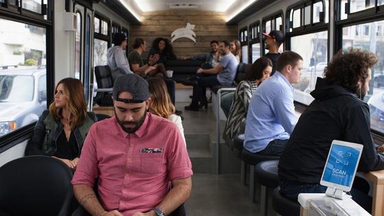 Pendler düsen mit dem Bus der Zukunft ins Silicon Valley