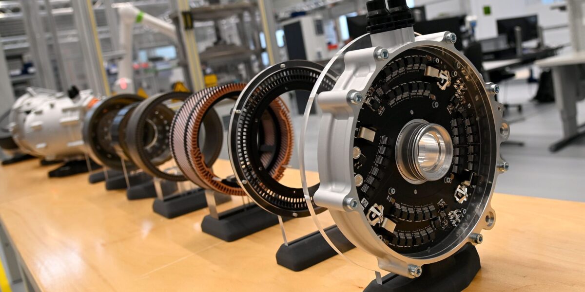 Zerlegter DeepDrive-Radnabenmotor mit ringförmigen Komponenten, Kupferwicklungen und geöffnetem Gehäuse auf einer Werkbank.