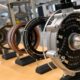 Zerlegter DeepDrive-Radnabenmotor mit ringförmigen Komponenten, Kupferwicklungen und geöffnetem Gehäuse auf einer Werkbank.