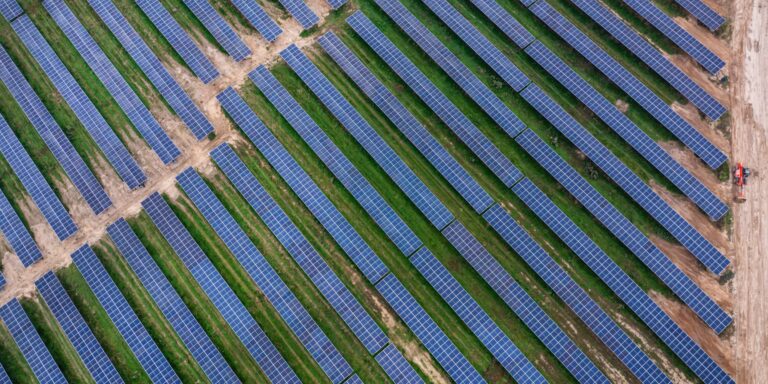 Hybridkraftwerk verdoppelt Stromproduktion: Wind, Sonne und Speicher im Verbund