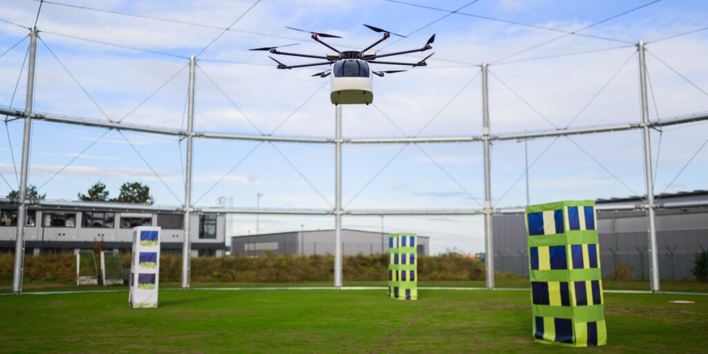 Eine Drohne fliegt im neuen Drohnenkäfig auf dem Gelände des DLR Deutsches Zentrum für Luft- und Raumfahrt bei der Eröffnung des Drohnentestfelds Flybots