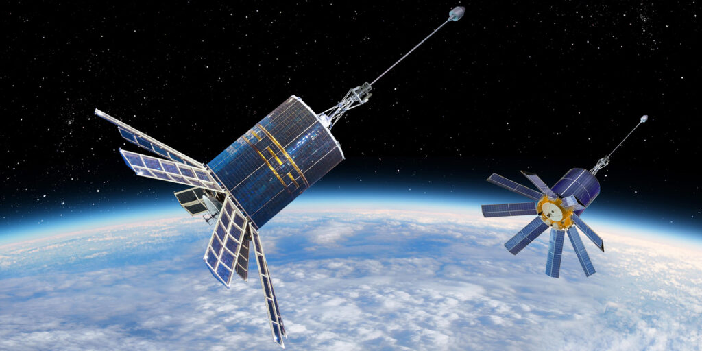 Zwei russische GEO-IK-Satelliten über der Erde im Weltraum