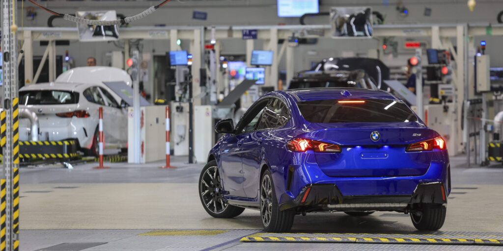 Mitarbeiter im BMW Group Werk Leipzig arbeiten an einer Montagelinie. In Leipzig fertigen rund 6800 Mitarbeiter im Moment die Modelle 1er, das 2er Gran Coupé, den 2er Active Tourer und den Mini Countryman.