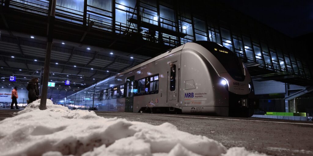Ein Akkuzug vom Typ Coradia Continental der Firma Alstom verlässt den Hauptbahnhof Chemnitz nach Leipzig.