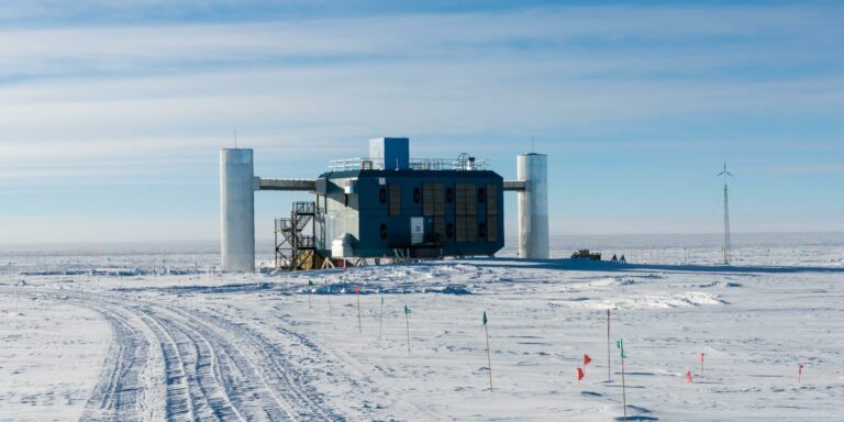 Icecube-Vater und Neutrino-Bändiger Francis Halzen erhält den Physik-Nobelpreis 2026