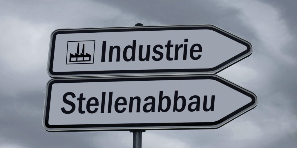 Symbolbild Stellenabbau mit den Pfeilen