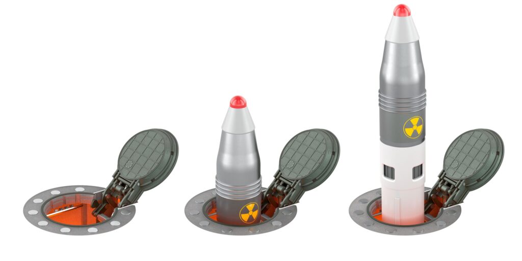 Etappen des Raketenstarts von unterirdischem Silo mit offener Luke und aufsteigender Rakete, Atomwaffenkonzept.