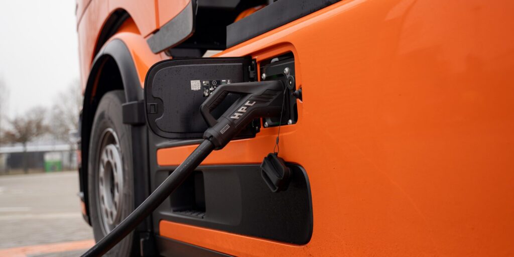 Elektro-Lkw beim Laden an einer konventionellen Schnelllade