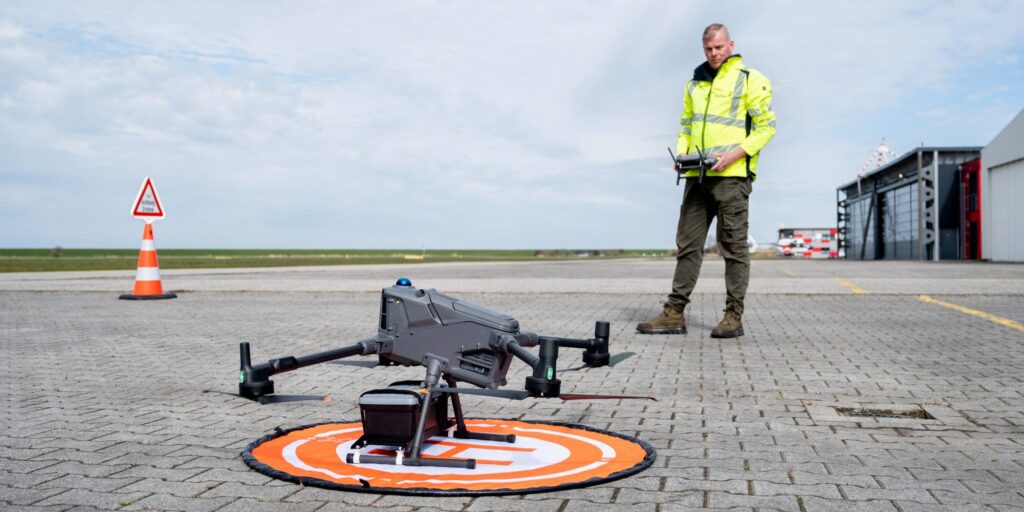 Ingo Hellmann, Drohnenpilot und Betriebsleiter der FLN Frisia-Luftverkehr am Flugplatz Norddeich, startet eine Drohne vom Typ DJI Matrice 400