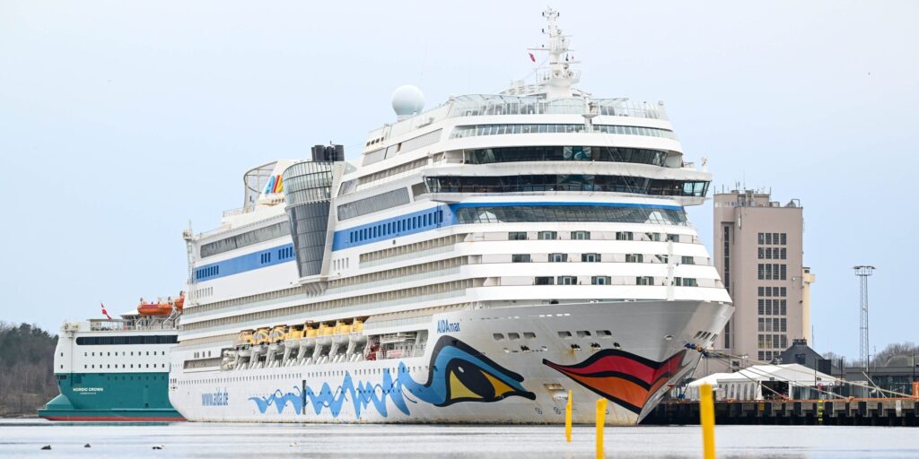 Kreuzfahrtschiff am Kai