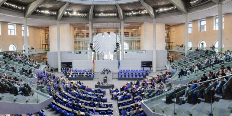 62 % sehen demokratiekritische Parteien als Risiko für ihr Unternehmen