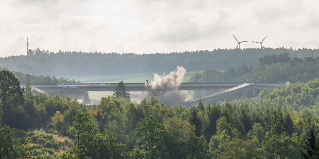 An der Sauerlandlinie A45 ist am Sonntagmorgen das erste Teilbauwerk der Talbrücke Ottfingen planmäßig gesprengt worden