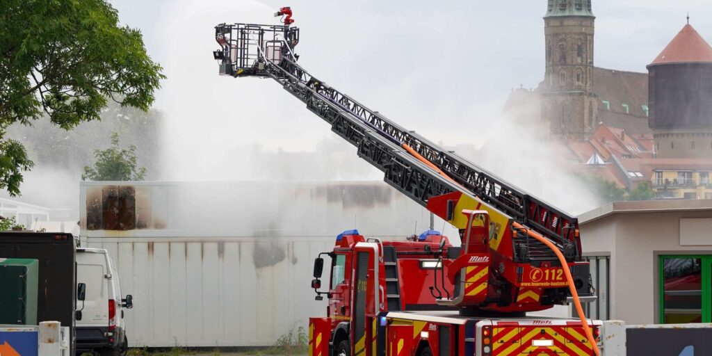 Feuerwehrauto löscht Brand