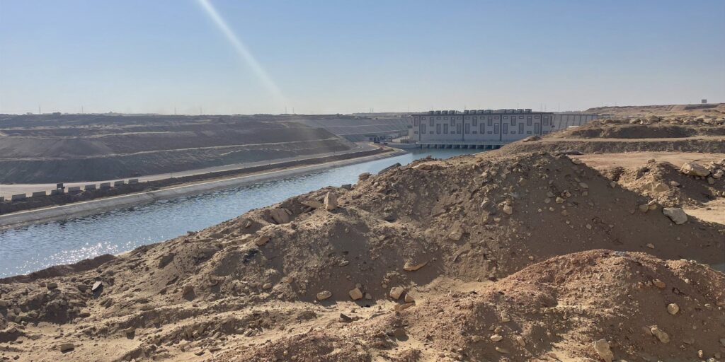 Blick auf einen Kanal, der in der Wüste im Norden Ägyptens im Rahmen des neuen Agrarprojekts «New Delta» gebaut wurde