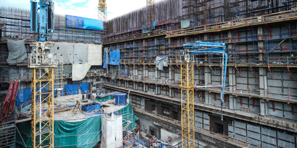 Baustelle des BREST-OD-300 in Seversk mit Kranen, Bewehrung und dem äußeren Reaktorbehälter während der Montage.