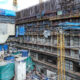Baustelle des BREST-OD-300 in Seversk mit Kranen, Bewehrung und dem äußeren Reaktorbehälter während der Montage.