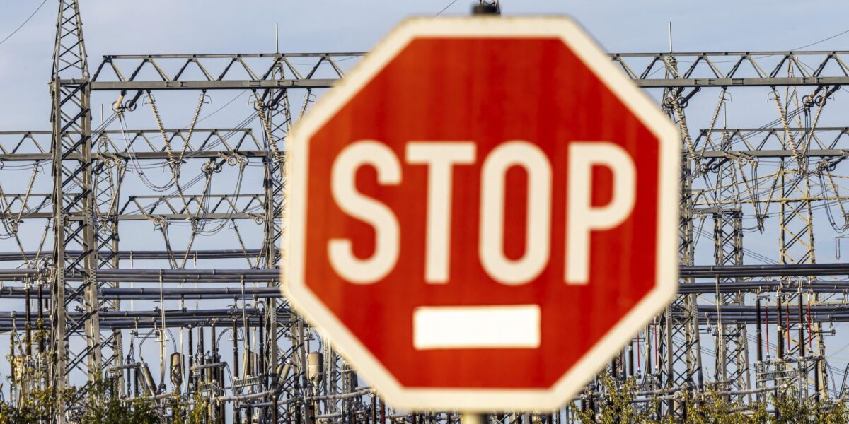 Stoppschild vor Umspannwerk