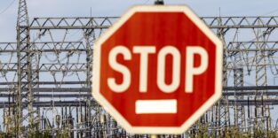 Stoppschild vor Umspannwerk