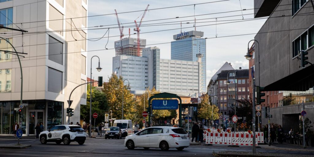 Blick auf den Berliner Alexanderplatz mit dem im Bau befindlichen Hochhaus 030BLN im Hintergrund.
