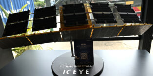 Modell eines Gen-4-SAR-Satelliten von Rheinmetall und ICEYE mit ausgeklappten Solarmodulen.