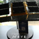 Modell eines Gen-4-SAR-Satelliten von Rheinmetall und ICEYE mit ausgeklappten Solarmodulen.